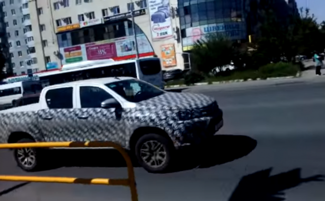 Рестайлинговый пикап Toyota Hylux заметили на тестах в Тольятти
